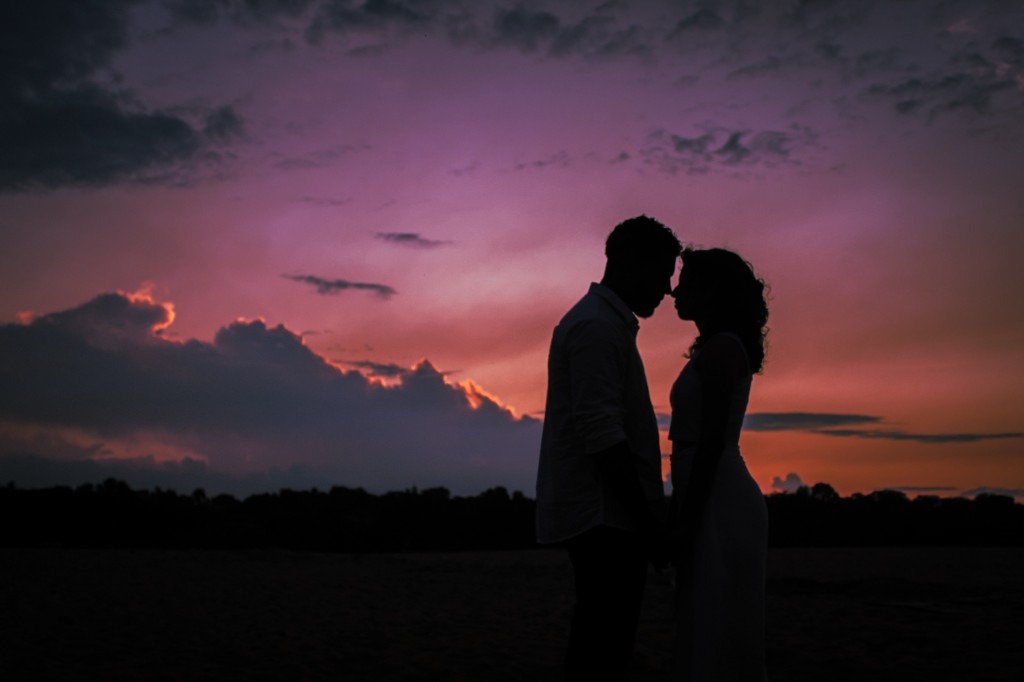 Casal em silhueta no pôr do sol