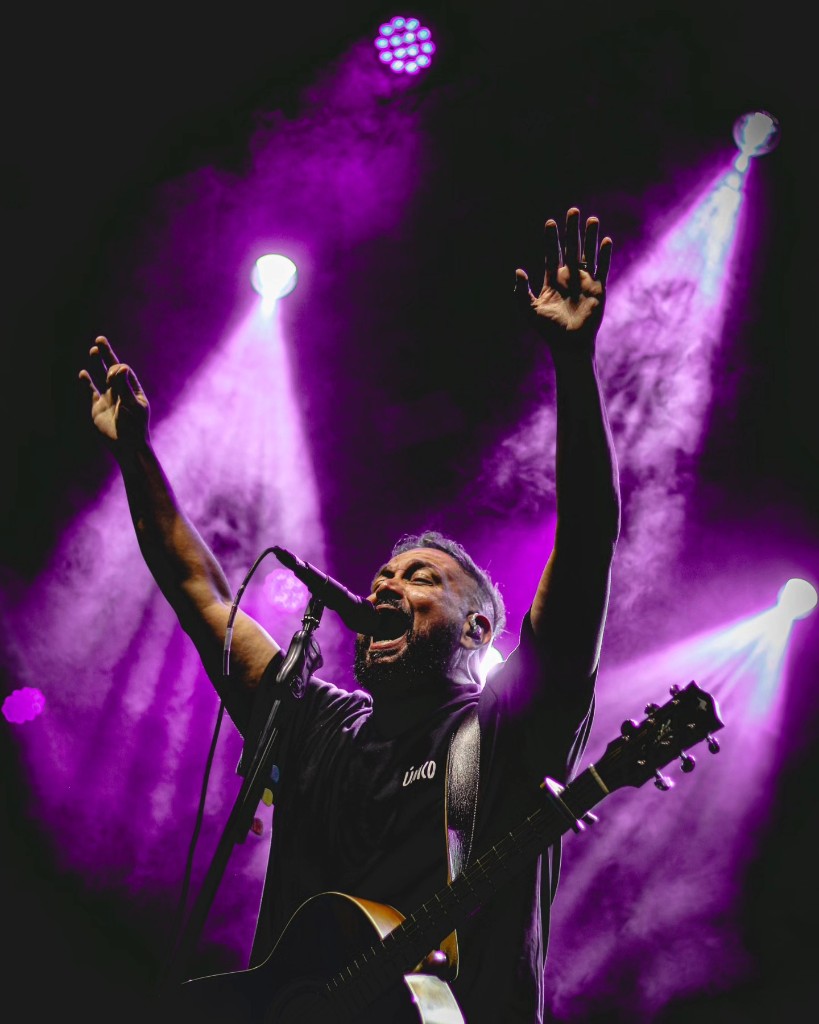 Show ao vivo — luzes roxas